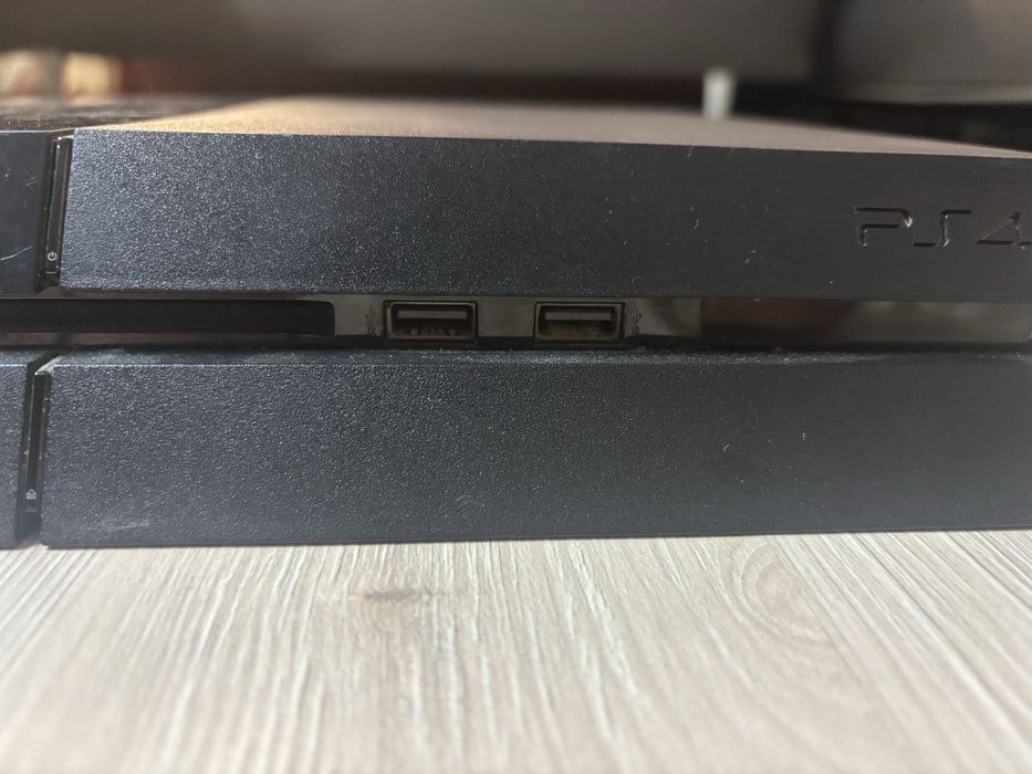 Pplaystation 4 cu 2 controlere