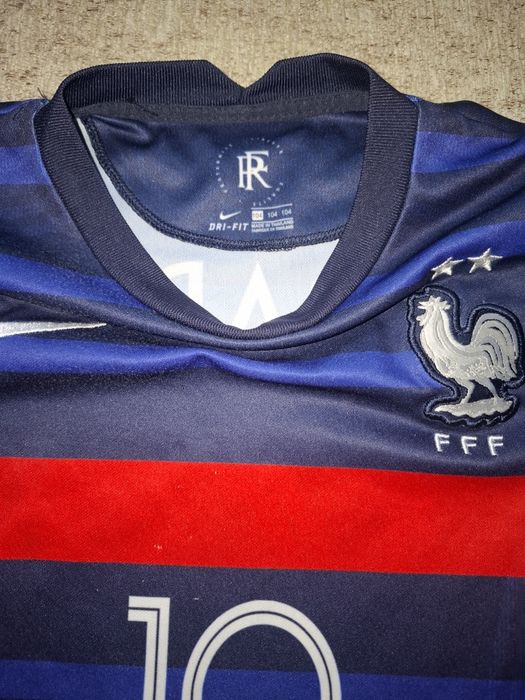 Детски футболни екип и тениска