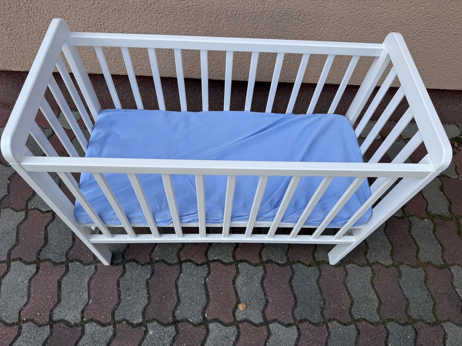 Patut Bebe din lemn masiv Woodies 90x40 , laterale reglabile, cu saltea cocos si cearsaf impermeabil