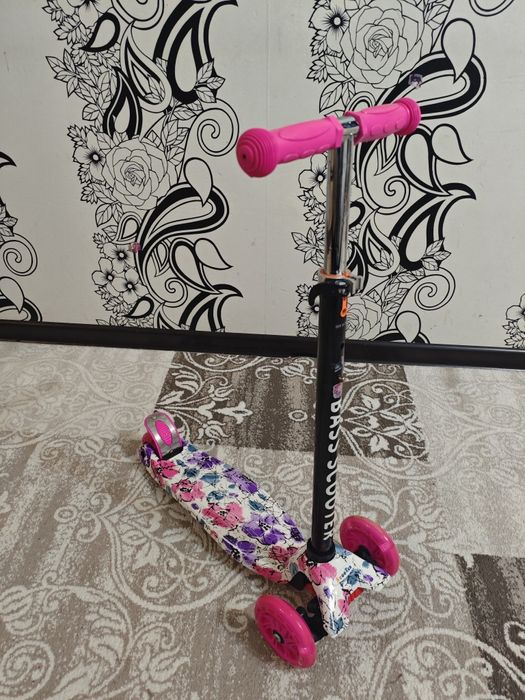 Продаем Самокат для девочки в отличном состоянии