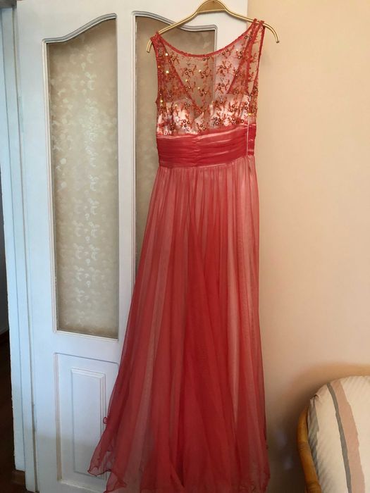 Платье вечернее  украшена стразами