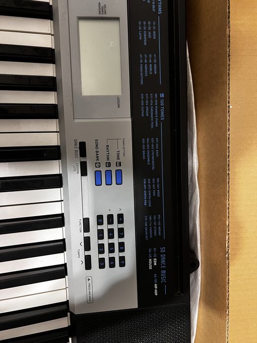 Продам синтезатор б/у. В отличном состоянии