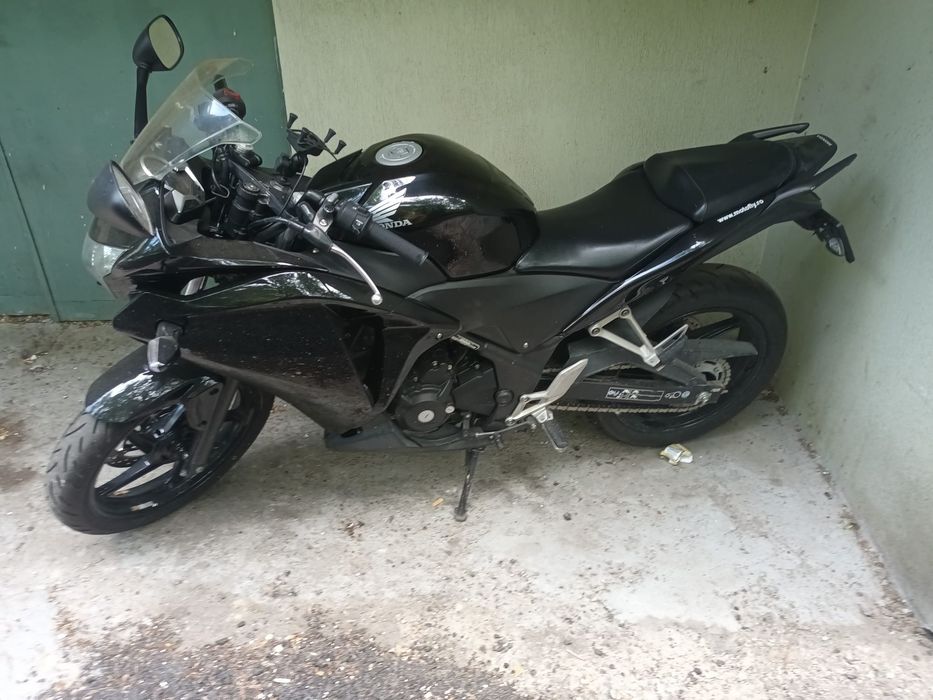 Vând Honda CBR250R