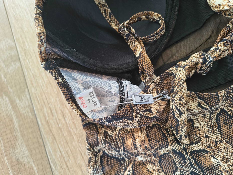 Vând costum de baie cu eticheta