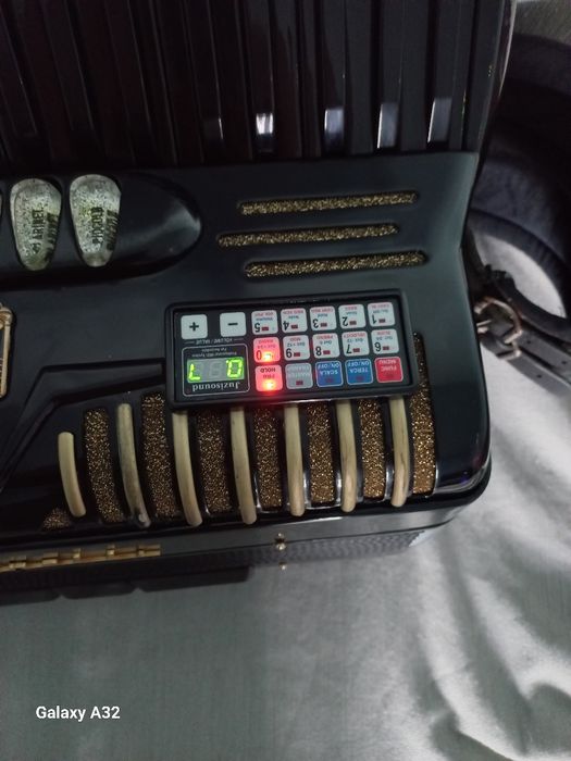 Vînd acordeon cu midi cu greutatea de 5kg cu cel mai nou sitem midii cu telecomanda verde cu wireless