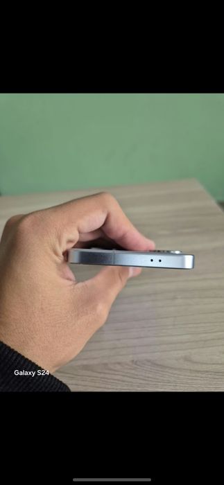 Samsung s24 в голубом цвете