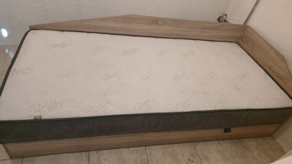 Продавам еднолицев матрак 90х200 см  и два броя нощни шкафчета .