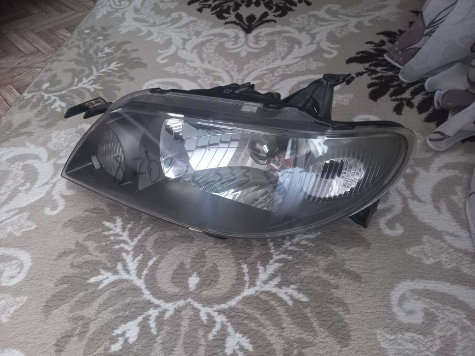 Продам левую фару от мазды 323