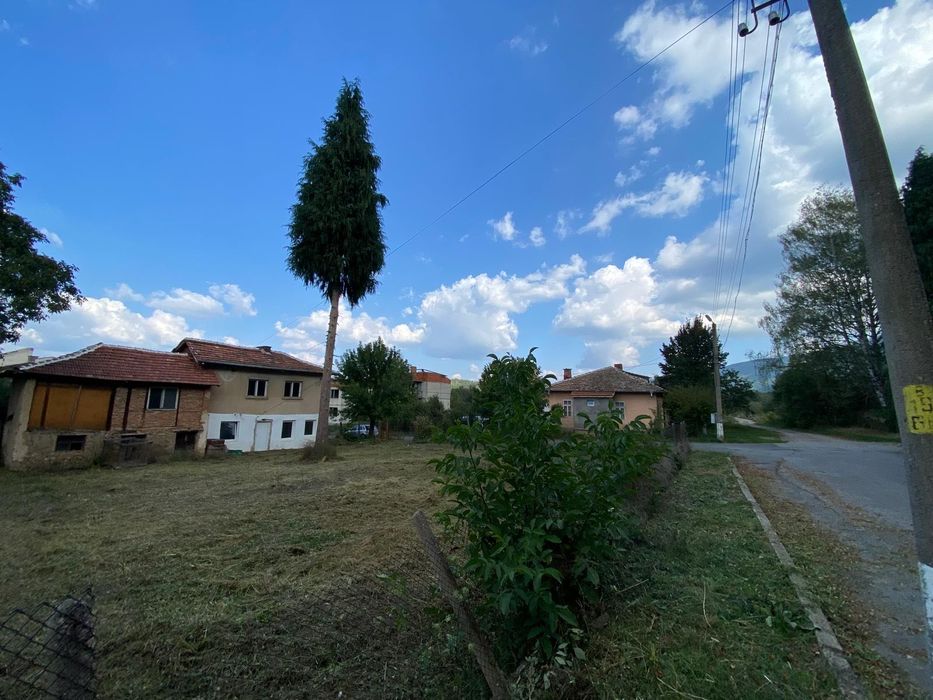 Продавам двуетажна къща