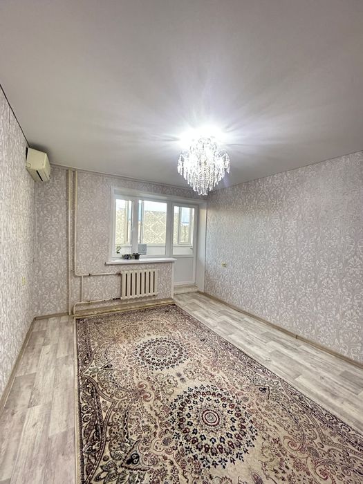 Продаётся 2 комн в 4 мкрне  дешево