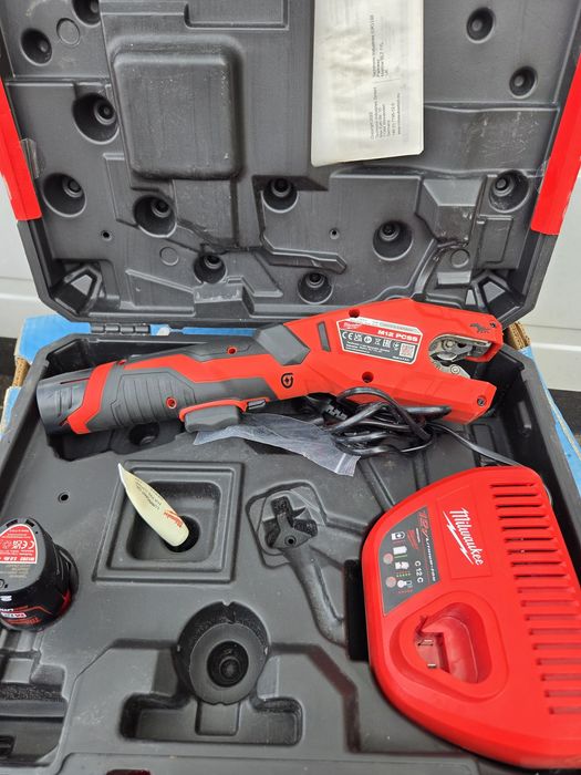 MILWAUKEE  M12 PCSS Резачка за стоманени тръби