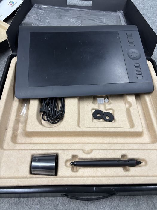 Графичен таблет Wacom Intuos Pro PTH-651-ENES