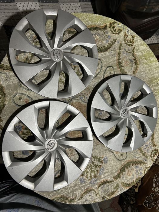 Продам оригинальные колпаки тойота королла