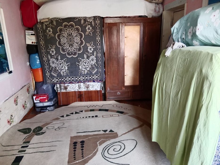 Maktab yonida magazin bor atrofida