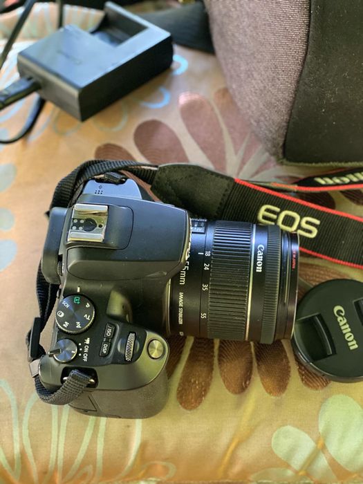 Продавам фотоапарат Canon EOS 250D с оригинален обектив Canon EF-S 18-55mm f/4-5.6 IS STM
