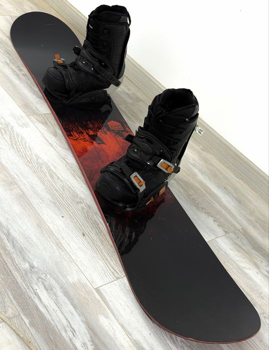 Продам сноуборд с креплениями и ботинками