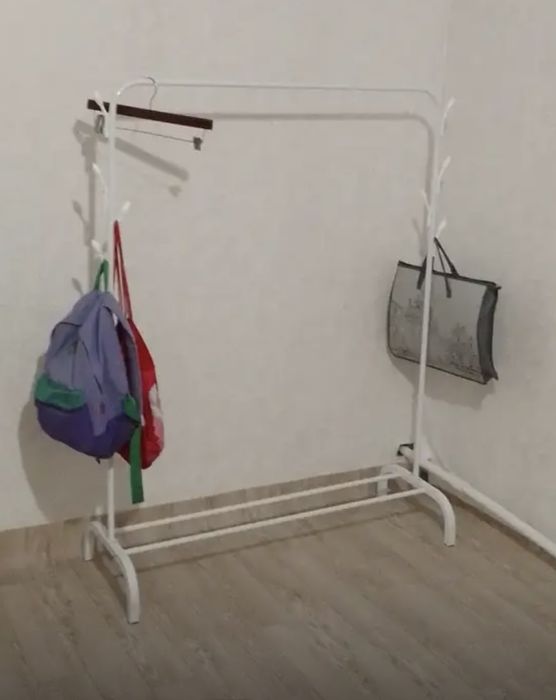 Металлическая вешалка с полкой для обуви