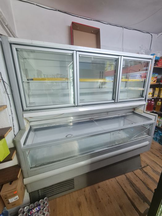 Минусова вертикална хладилна витрина