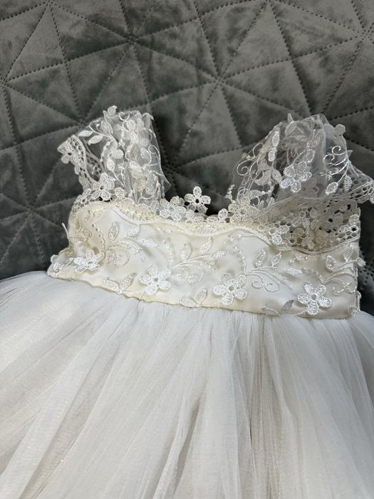 Детска рокля от дантела и тюл