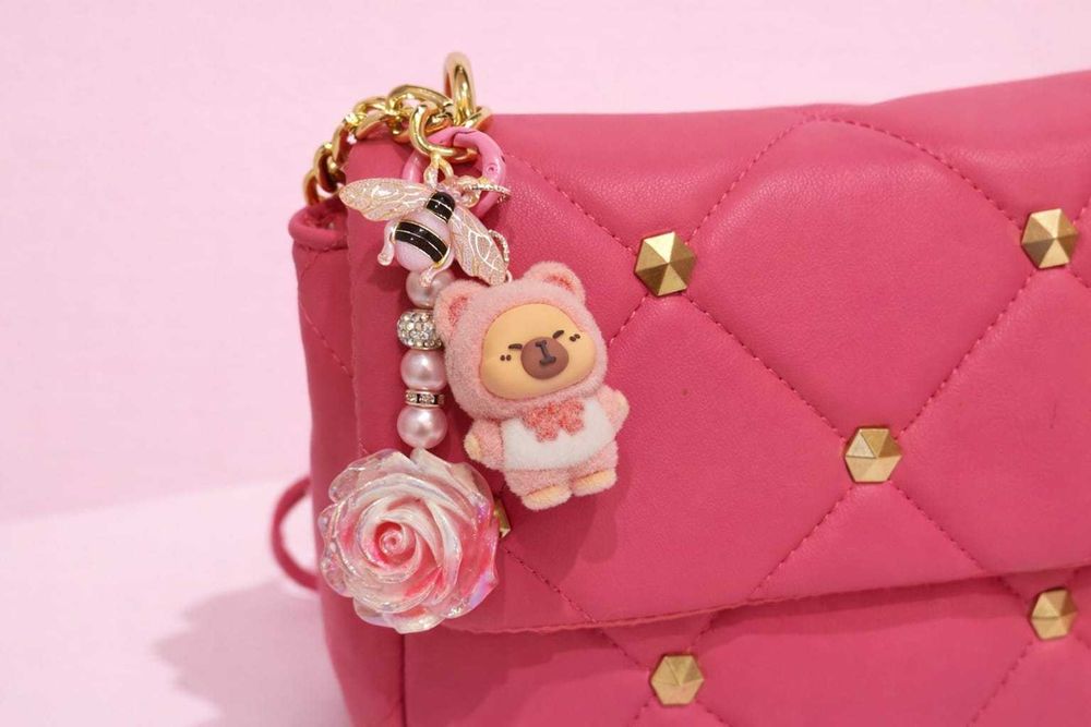 Breloc kawaii 3D Capybara – trandafir din rășină glow in the dark