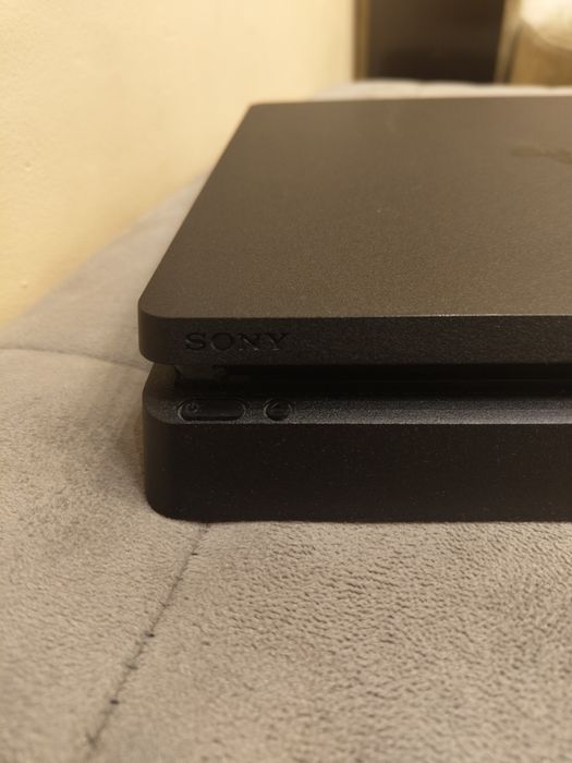 Продавам ps4 с външна памет,2джойстика,7игри