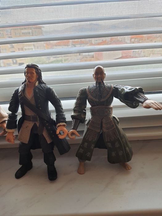 Фигурки големи биещи на карибски пирати