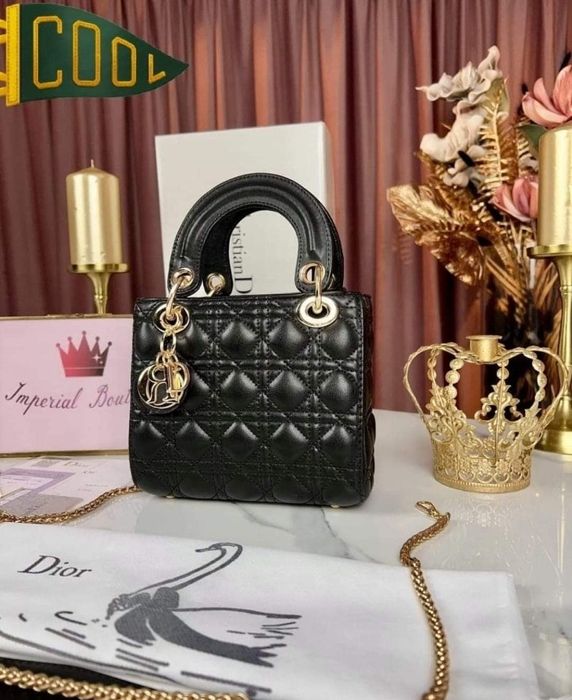 Geanta mini,model Lady, accesorii metalice aurii, saculet, etichetă