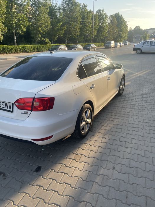VOLKSWAGEN Jetta