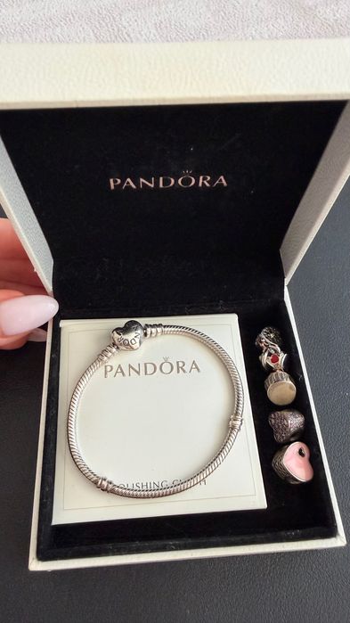 Pandora гривна Любов с подарък чармове