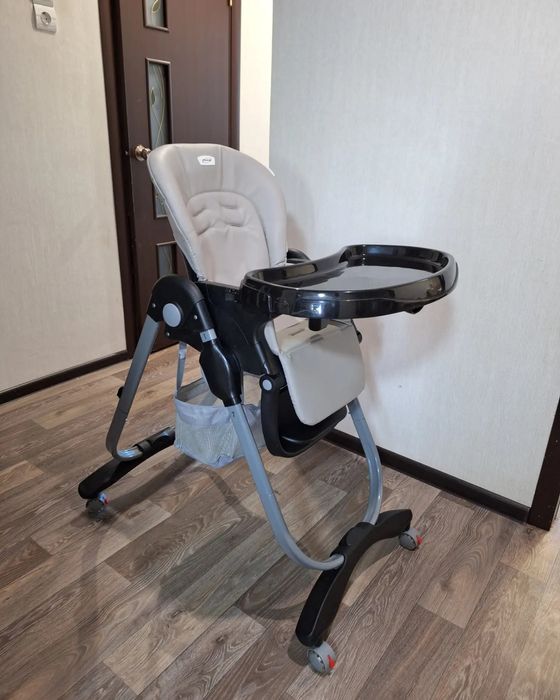 Стульчик для кормления черносерого цвета