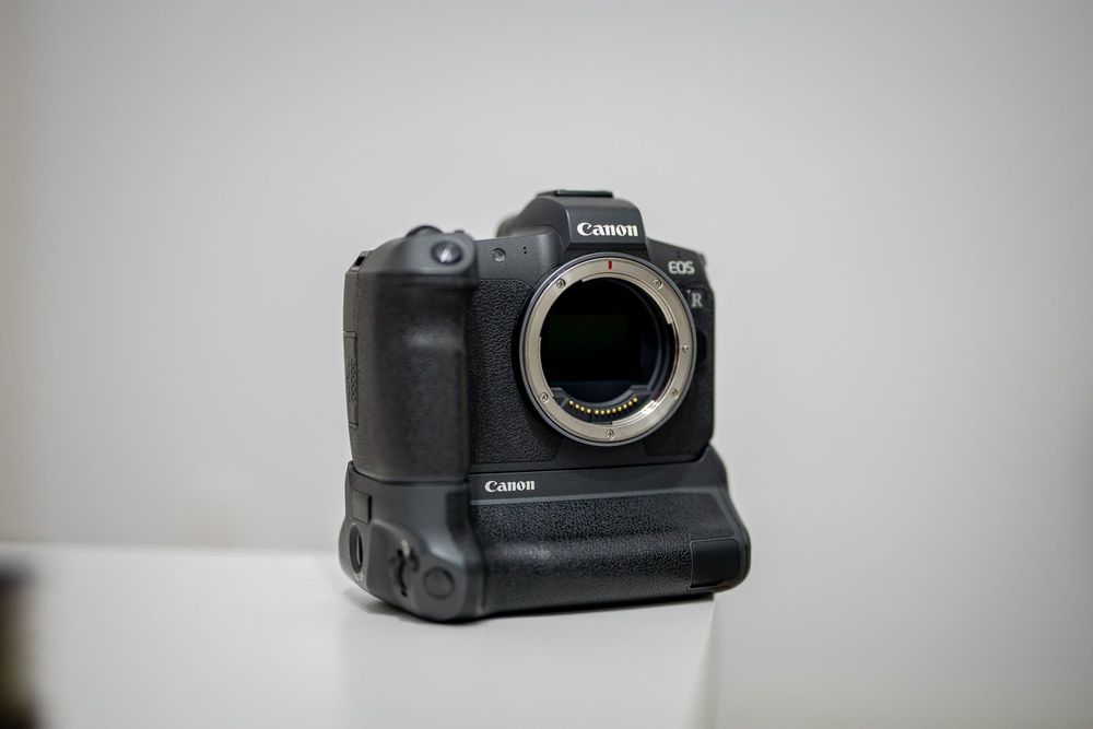 Canon EOS R cu grip Canon BG-E22 impecabil