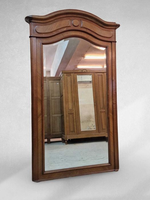 Елегантен двукрилен гардероб изработен от масивен орех