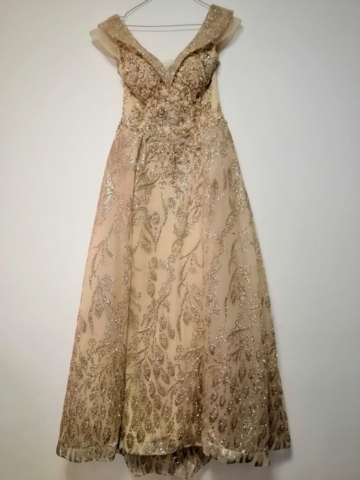 Rochie nouă, de eveniment tip sirenă cu trenă, pe corp.