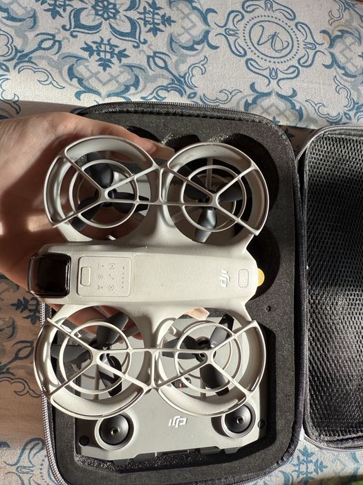 квадрокоптер DJI NEO