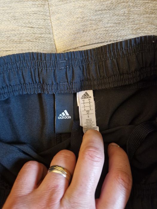 Vând pantaloni adidas
