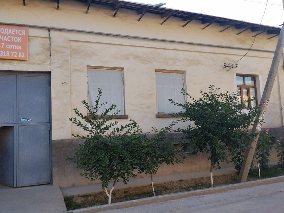 Uchaskani yarmi sotiladi 3.7sotik yashashga honalari bor