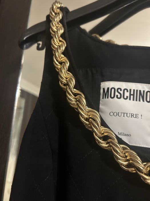 Rochie Moschino Couture neagra cu accesorii aurii