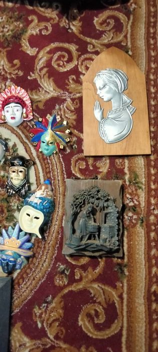 De vânzare  măști porțelan și diferite figurine și tablouri