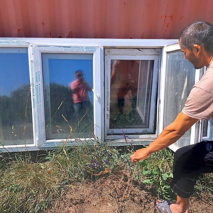 Продам два пластиковых окна