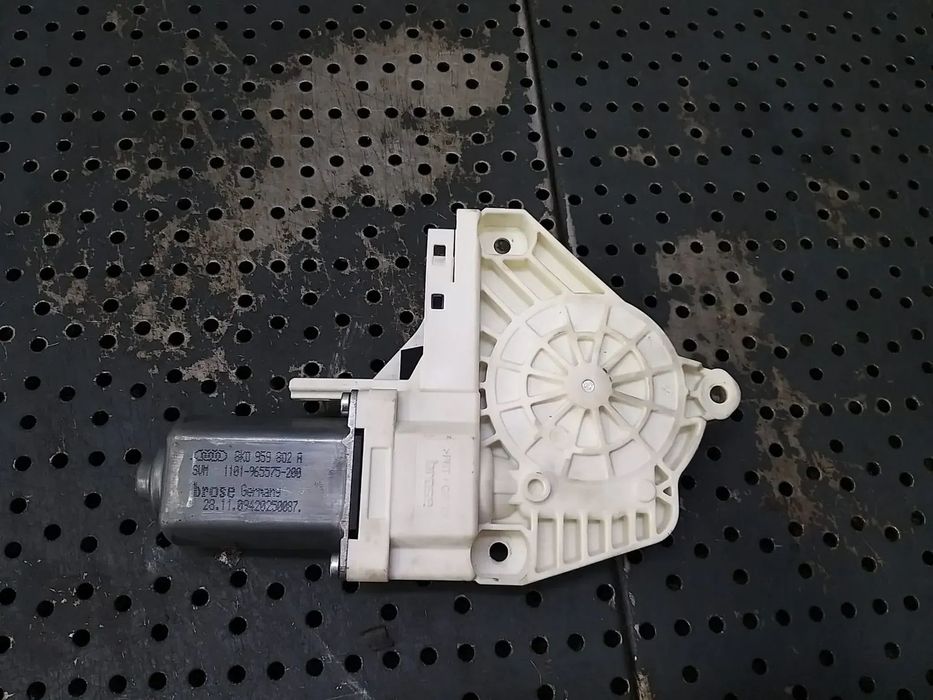 Motoras macara dreapta fata audi a4 b8 8k 8k0959802a 1101965575200 7746026720