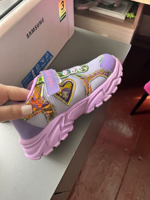 Новые кроссовки для девочки