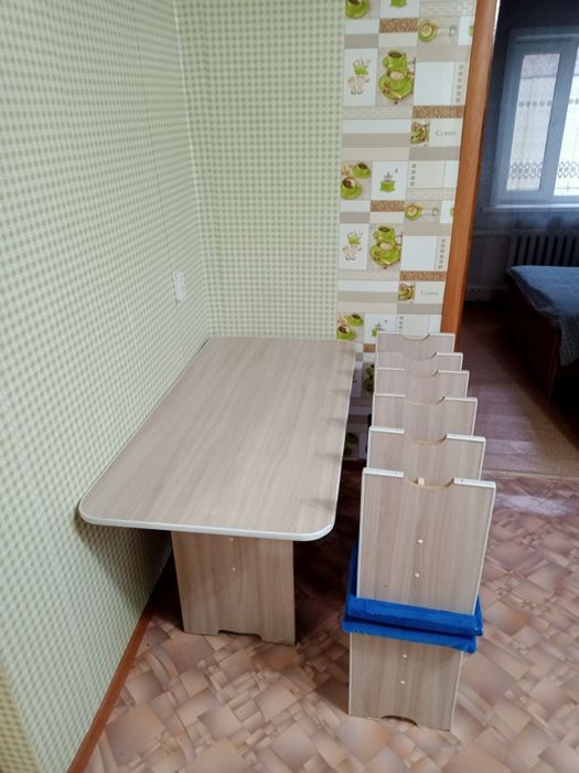 Кухонный стол и стулья