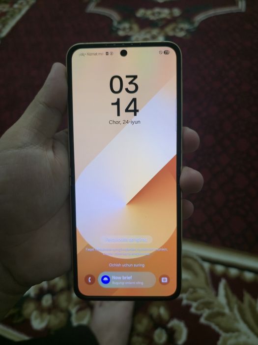Samsung z flip 6 12/256 pamit qiz bola tutgan xolati yangi