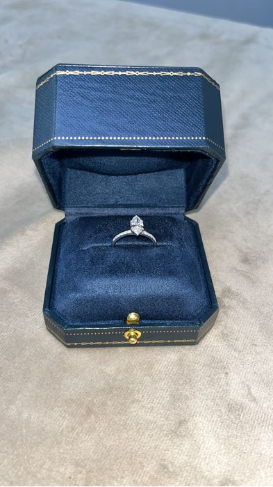 Продам кольцо с бриллиантами