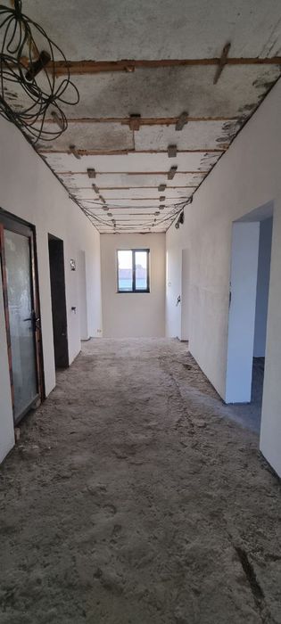 Uy Qibrayda, yonida masjid