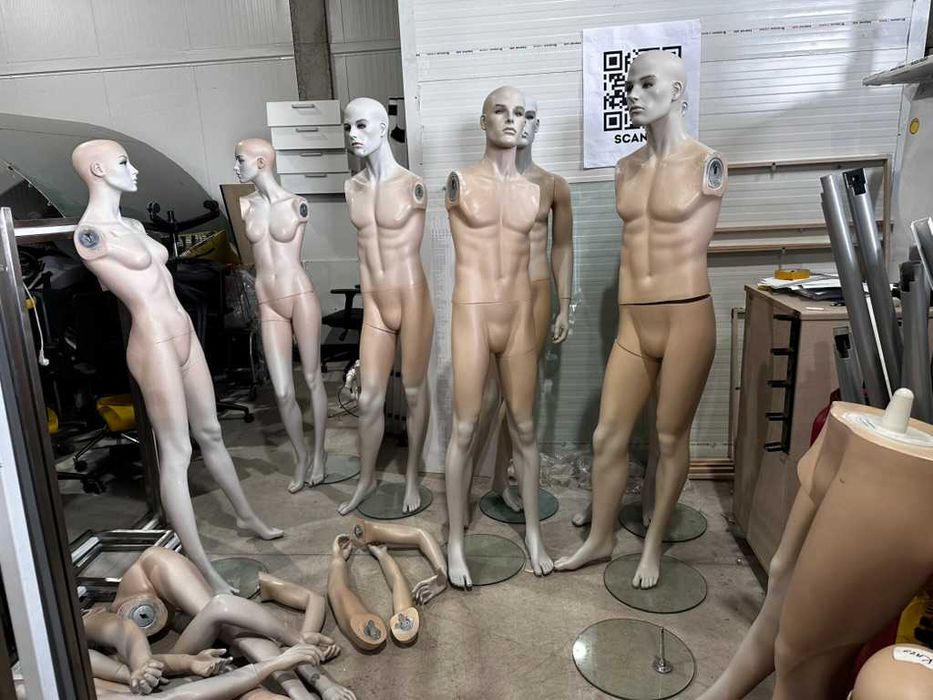 Манекени с цял ръст – 180 см, стъклена основа