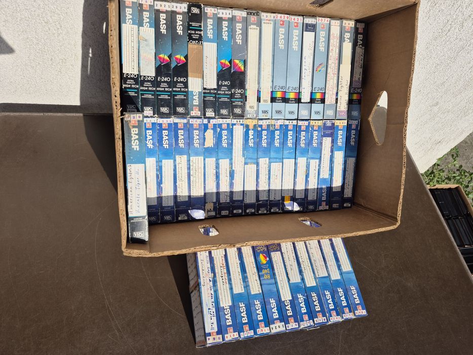 Vând Lot 48 casete video VHS originale Basf de 240 minute colectie de filme diferite genuri 
Philips; Eindhoven,Miniwatt made in
Olanda