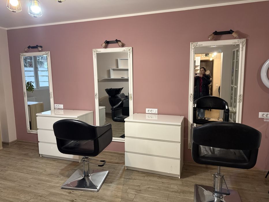 Vand scaun coafor, scafa, pat cosmetica, receptie, mobilier salon