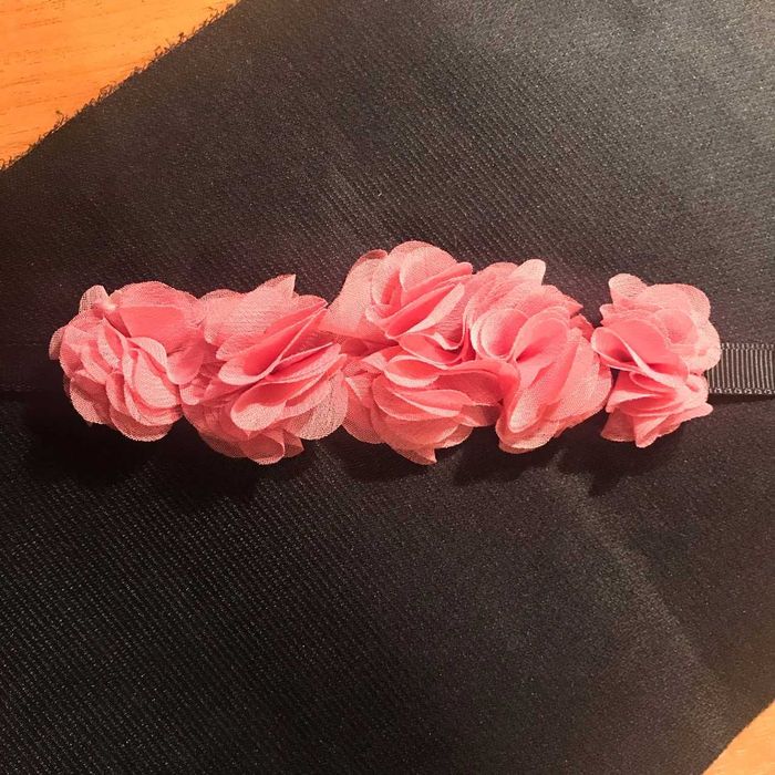 Красивый чокер с розами