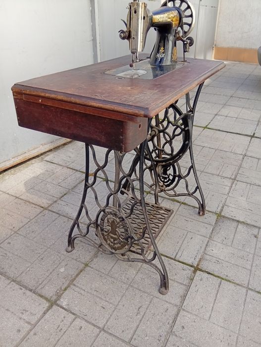 Крачна шевна машина Singer